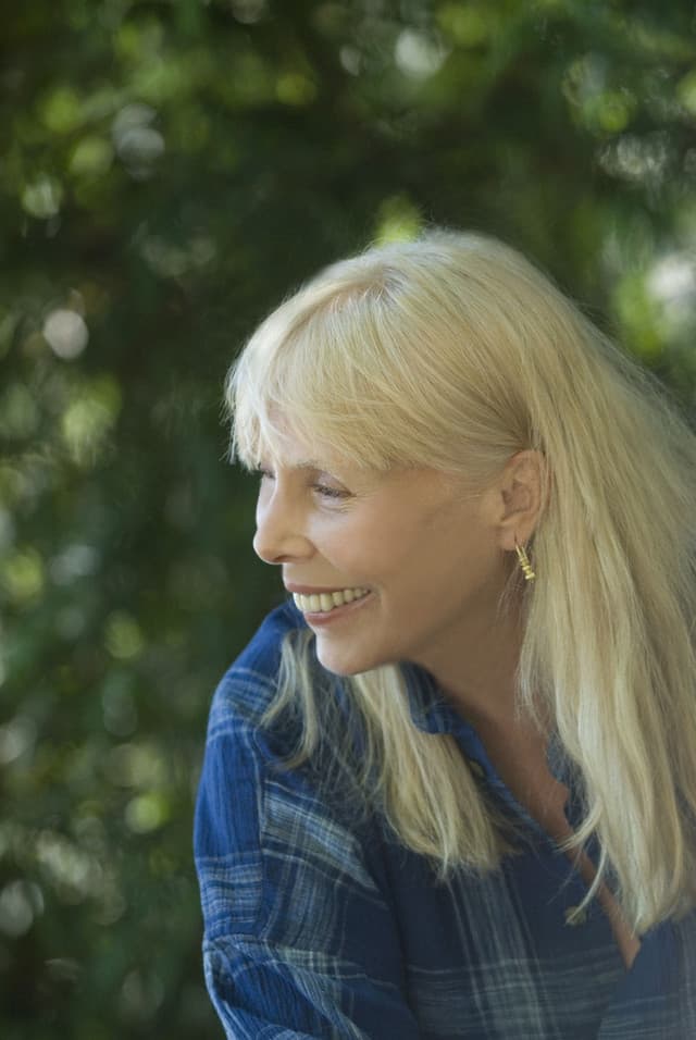 Joni Mitchell gallery photo 5