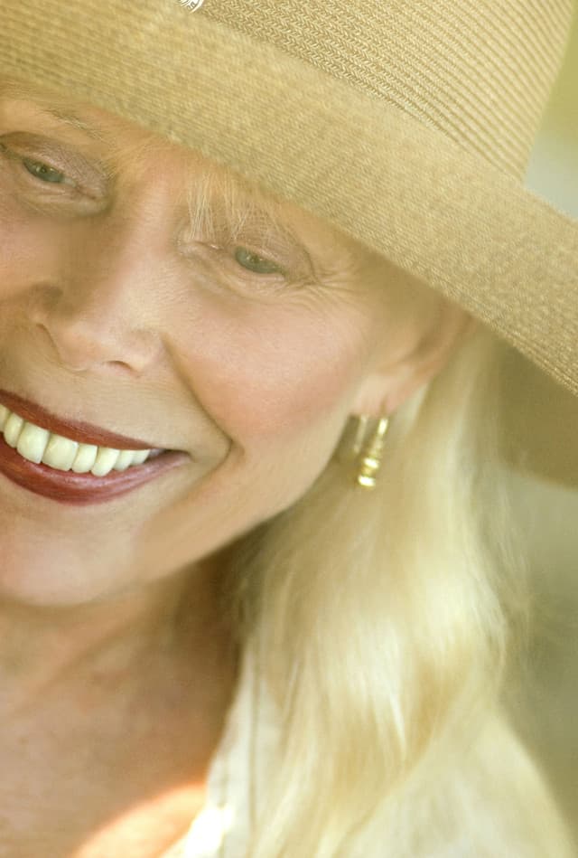 Joni Mitchell gallery photo 6