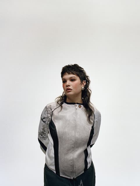 Lola Young gallery photo 2