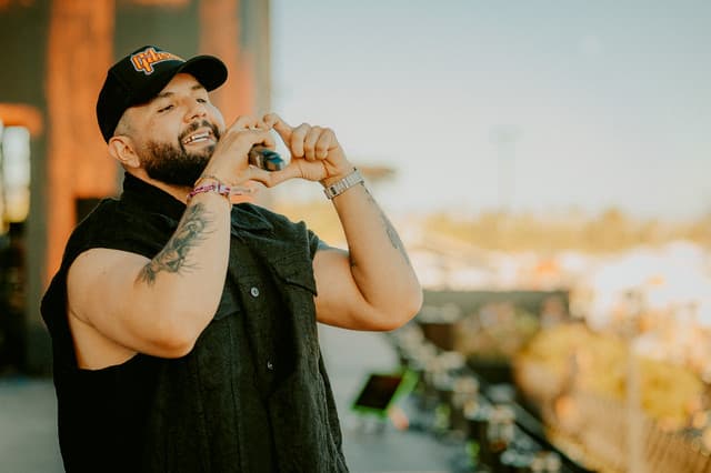 Carín León gallery photo 5