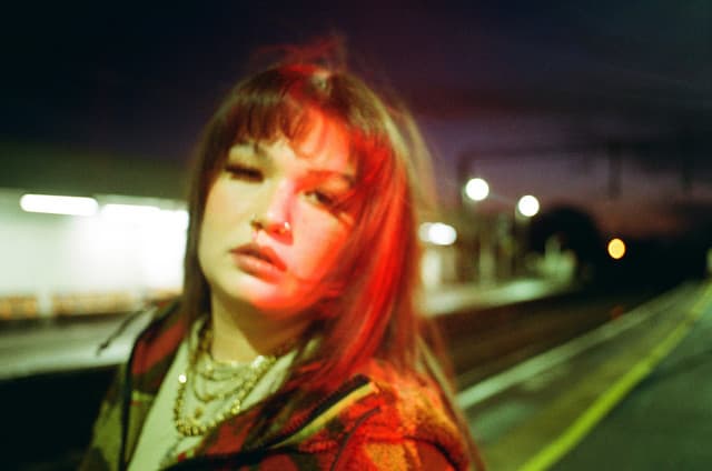 Lola Young gallery photo 2