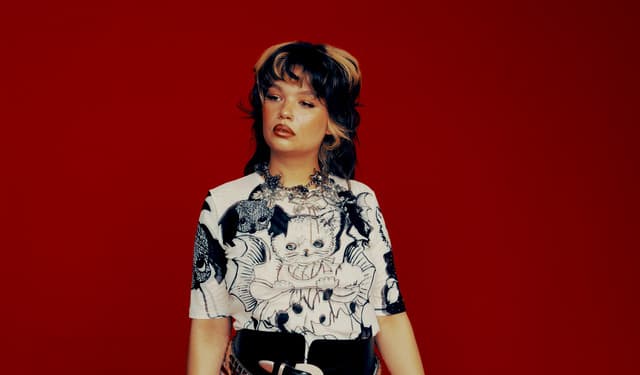 Lola Young gallery photo 1