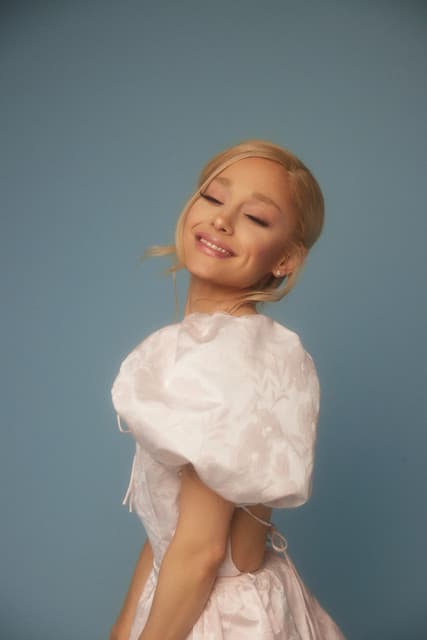 Ariana Grande gallery photo 1