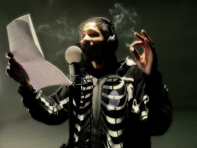 LayzieBone gallery photo 1