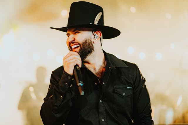 Carín León gallery photo 3