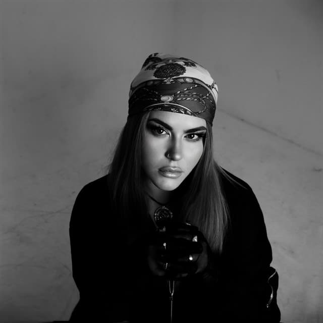 Reigns gallery photo 8