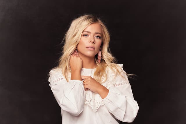 Anne Wilson gallery photo 4