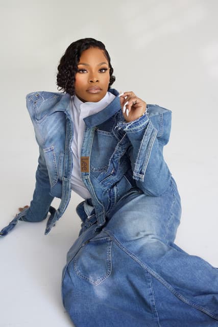 Tasha Cobbs Leonard gallery photo 2