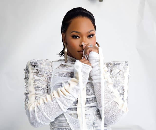 Tasha Cobbs Leonard gallery photo 1