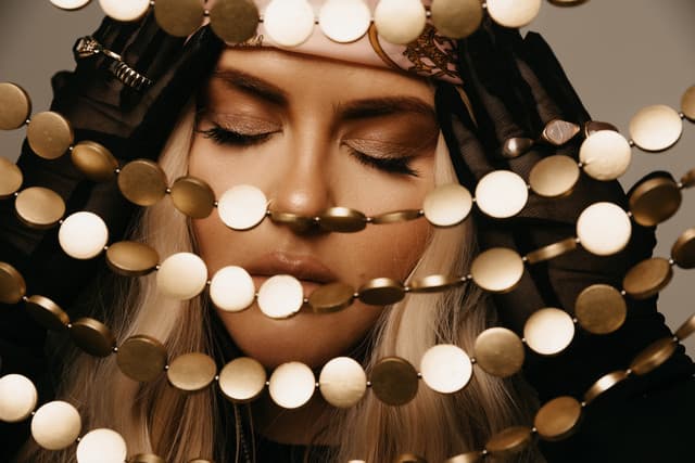 Reigns gallery photo 9