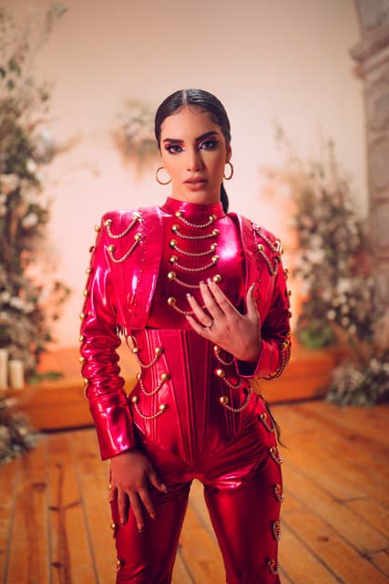 Kim Loaiza gallery photo 1