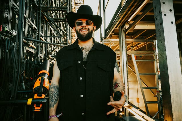 Carín León gallery photo 1