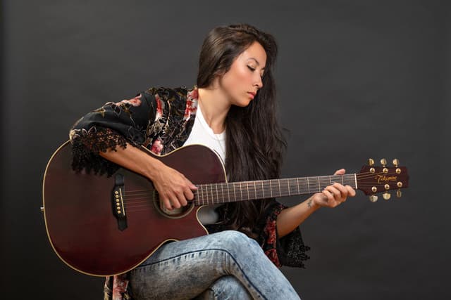 Loni Lincoln gallery photo 4