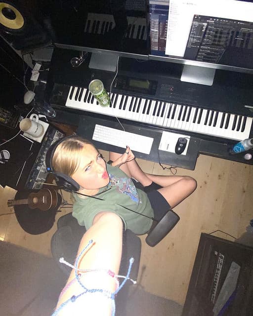 Claire Rosinkranz gallery photo 3