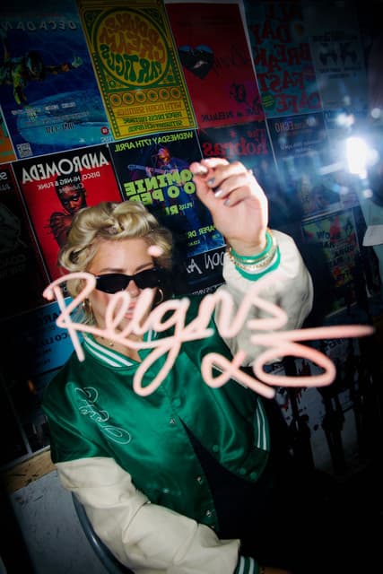 Reigns gallery photo 4