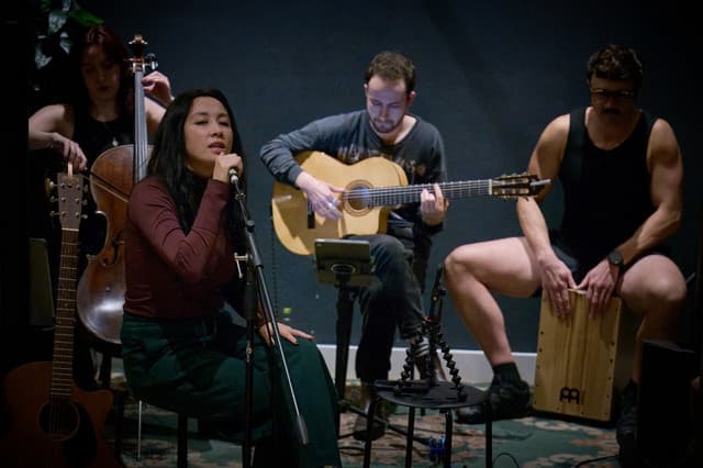 Loni Lincoln gallery photo 1