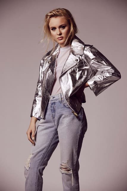 Zara Larsson gallery photo 3