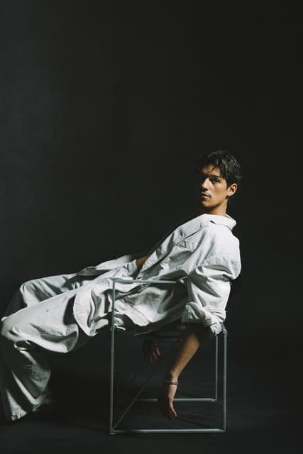 Omar Apollo gallery photo 1