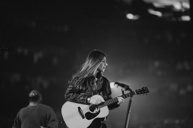 Brooke Ligertwood gallery photo 6