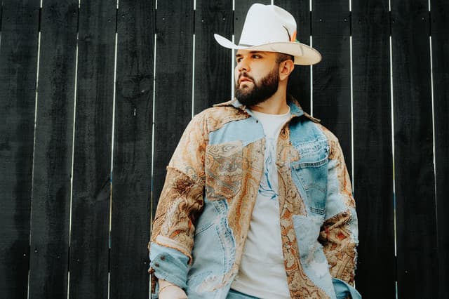 Carín León gallery photo 4