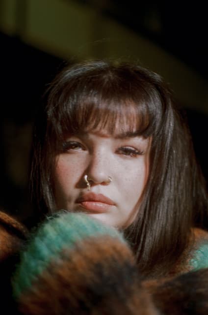 Lola Young gallery photo 1