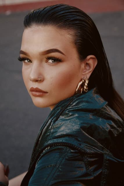 Lola Young gallery photo 3