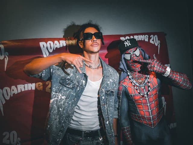 Iz LaMarr gallery photo 5