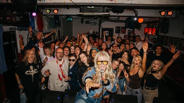 Reigns gallery photo 5