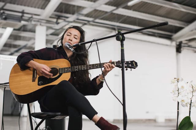 Loni Lincoln gallery photo 7