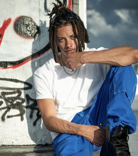 Iz LaMarr gallery photo 2