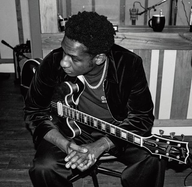 Leon Bridges gallery photo 2