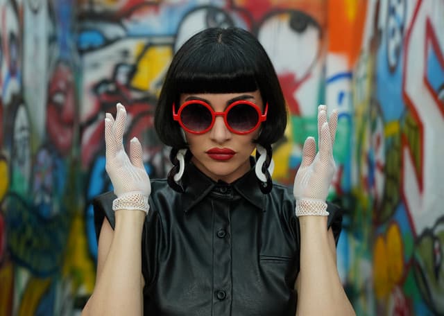 Queen Herby gallery photo 1