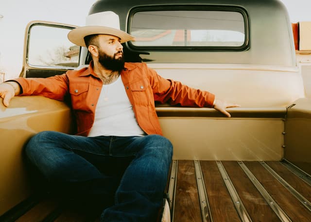 Carín León gallery photo 2