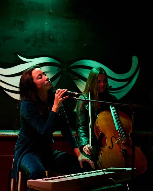 Loni Lincoln gallery photo 2