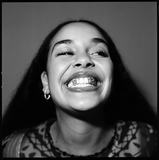 Jorja Smith gallery photo 3