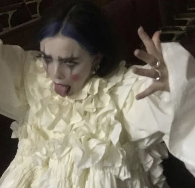 BENEE gallery photo 2