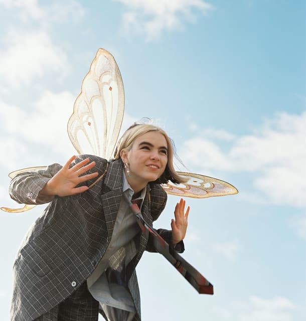 BENEE gallery photo 1