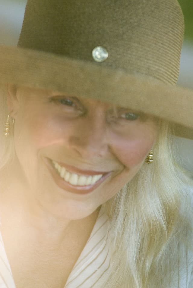 Joni Mitchell gallery photo 4
