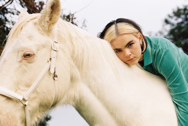 BENEE gallery photo 4